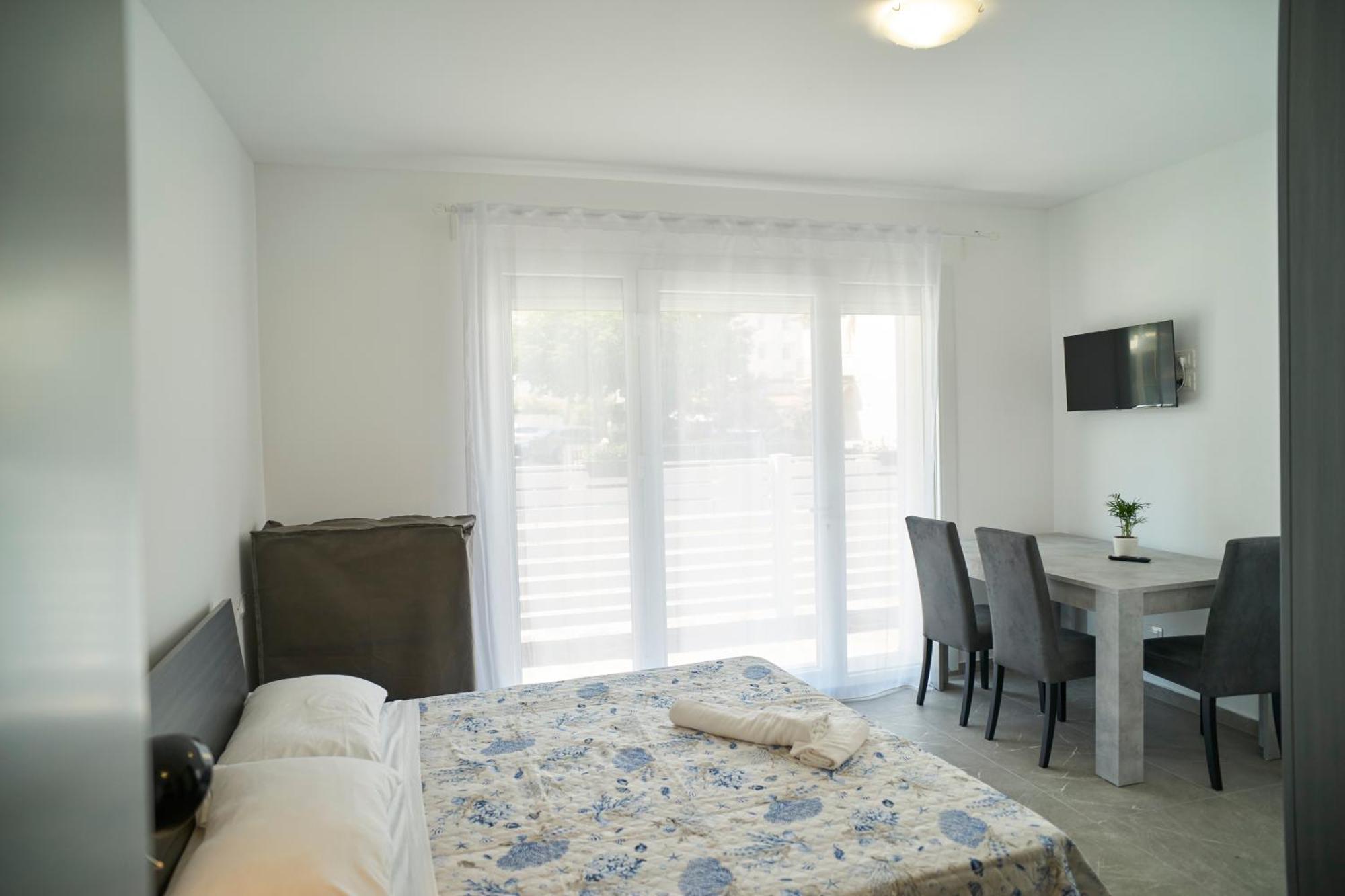 Villa Borghesi Suites Fronte Mare Rimini Bagian luar foto