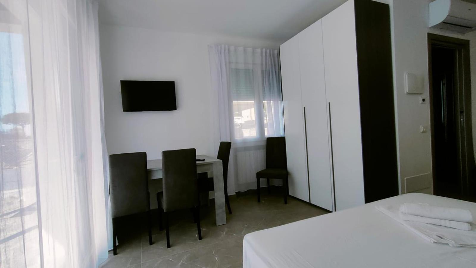 Villa Borghesi Suites Fronte Mare Rimini Bagian luar foto